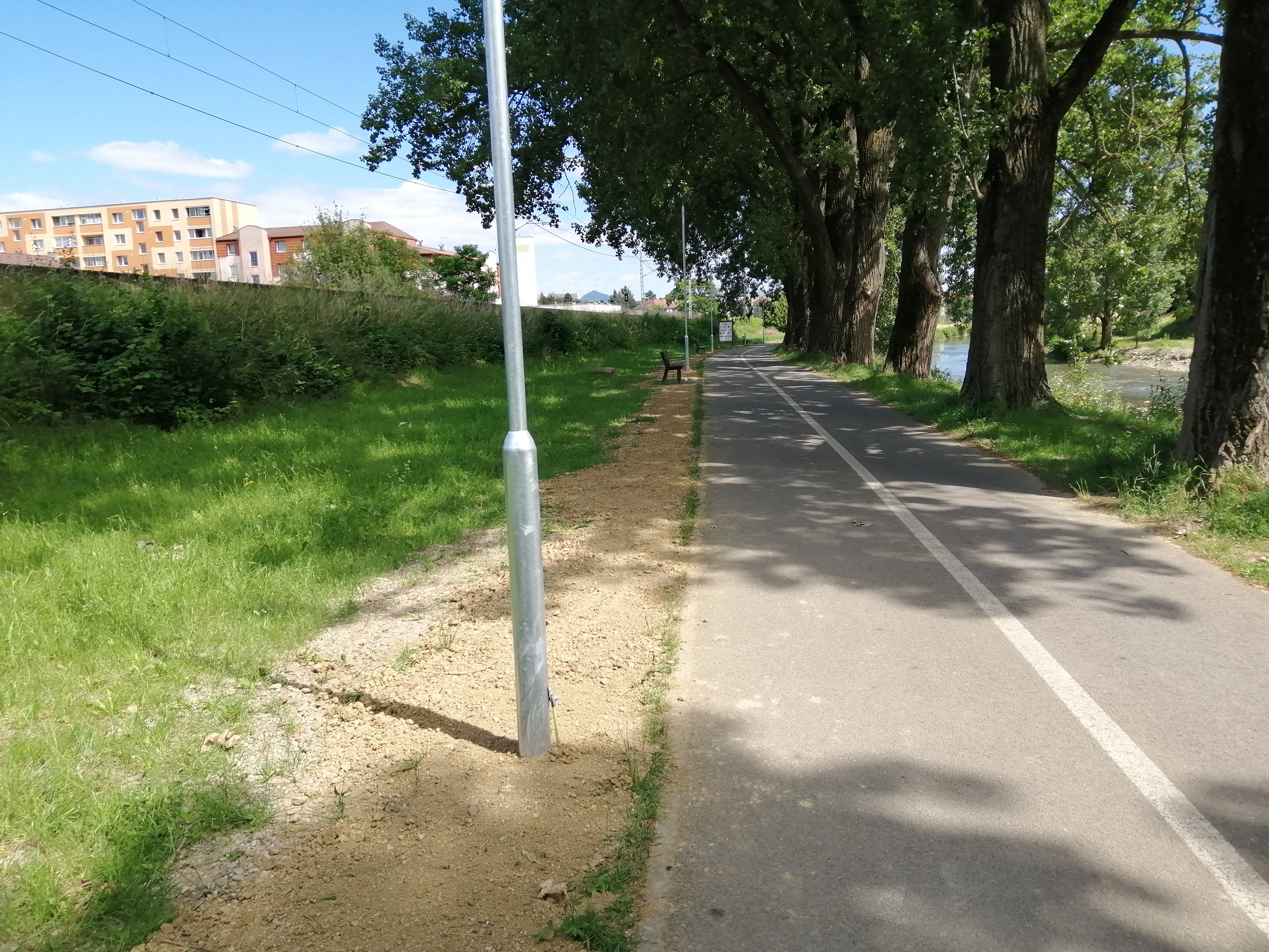 Osvetlenie cyklochodníka EUROVELO v parku pri Toryse