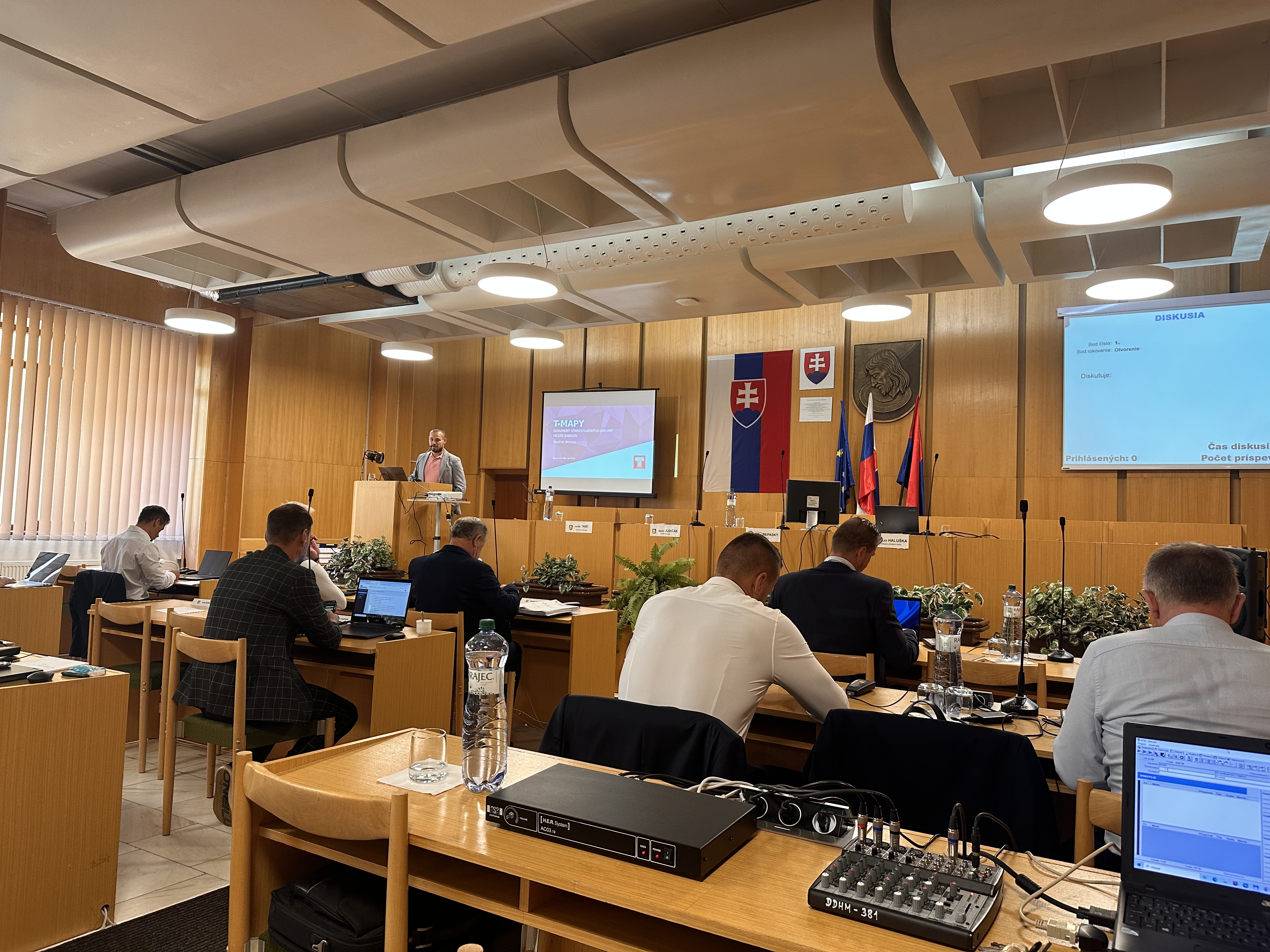 Poslanci mestského zastupiteľstva jednohlasne schválili novú parkovaciu politiku mesta